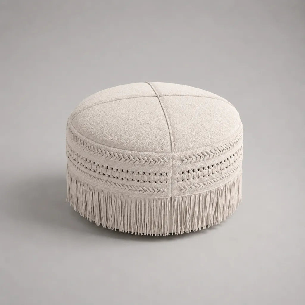 Pouf poggiapiedi rotondo imbottito in tessuto bouclé avorio con frange, Ø 60 x 40 cm