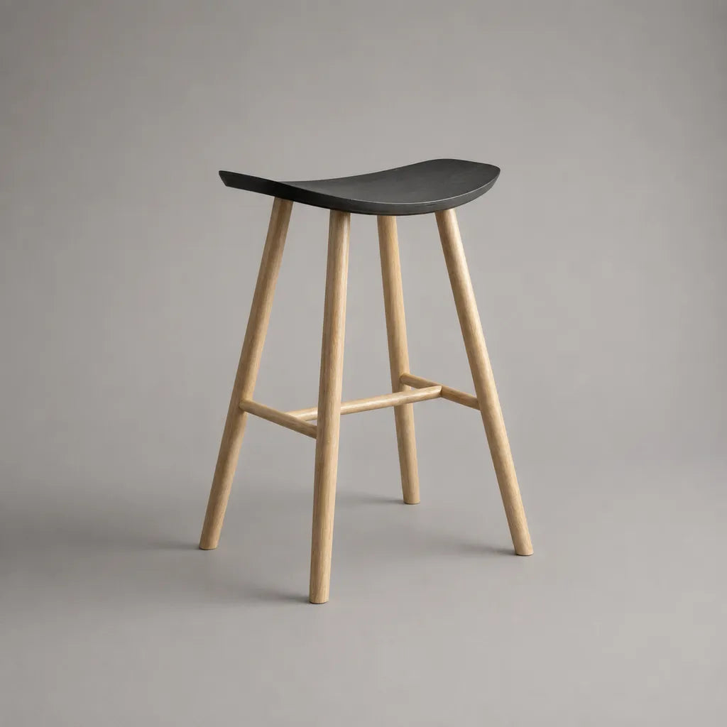 Sgabello da bar in legno con seduta a sella nera e struttura naturale, 43 × 39 × 75 cm