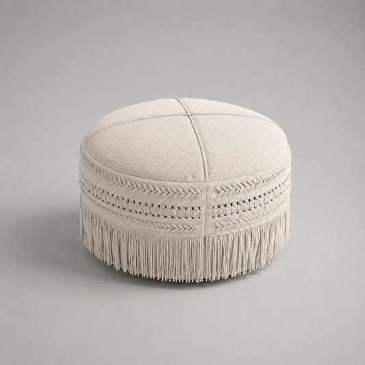Pouf poggiapiedi rotondo imbottito in tessuto bouclé avorio con frange, Ø 60 x 40 cm