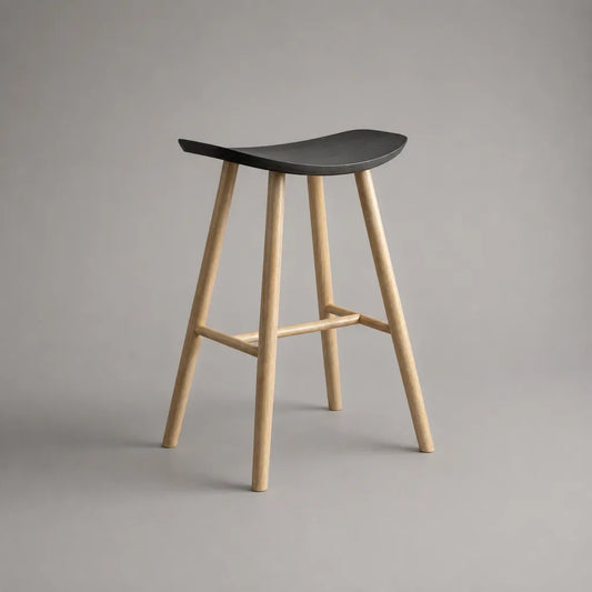 Sgabello da bar in legno con seduta a sella nera e struttura naturale, 43 × 39 × 75 cm